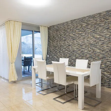 Luxueux De 6 Pieces En Centre Apartment