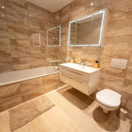 Luxueux De 6 Pieces En Centre Apartment